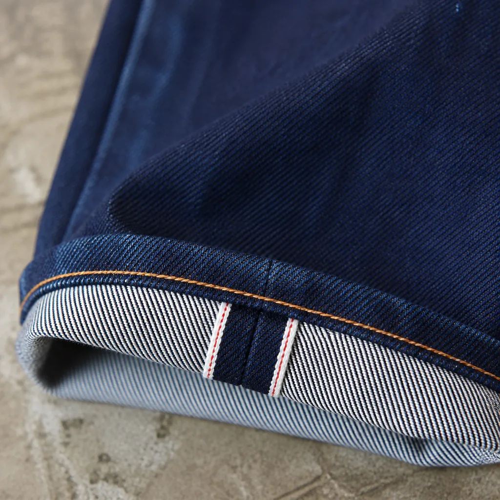 Gefalteter Denim-Saum mit sichtbarer farbiger Selvedge-Kante im Inneren des Beinabschlusses