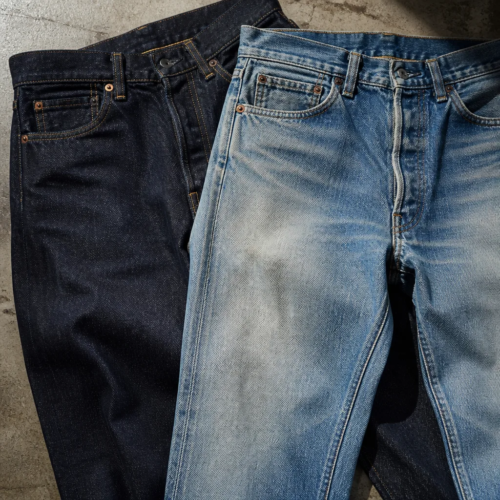 due paia di jeans affiancati, uno raw denim blu profondo e uno molto sbiadito lavaggio chiaro