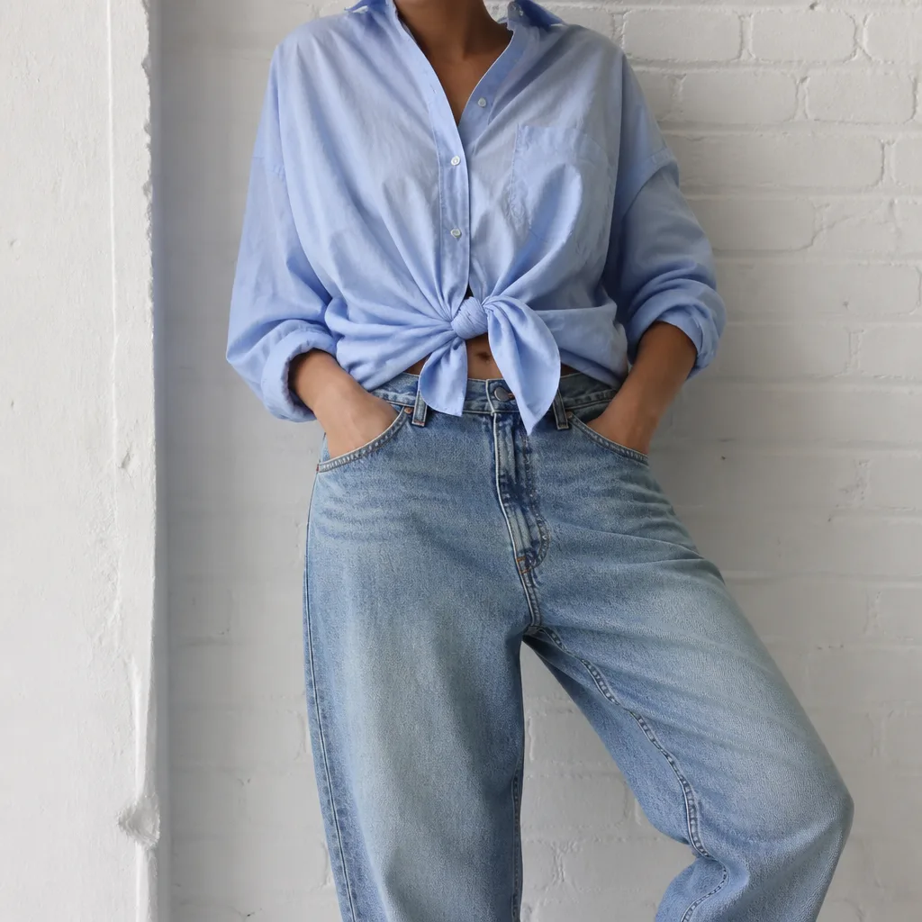 boyfriend jeans con una camicia oversize annodata in vita
